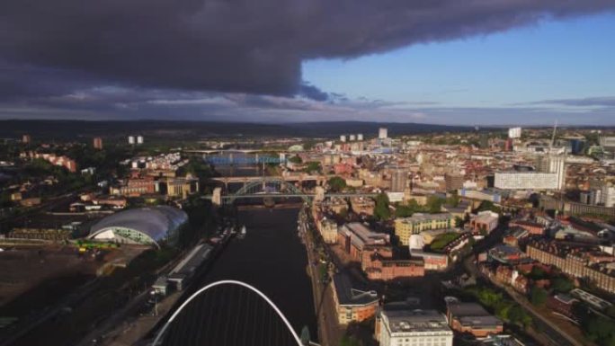 城市中心地区的现代建筑，泰恩河和盖茨黑德千禧年桥在清晨纽卡斯尔英国英格兰的空中拍摄