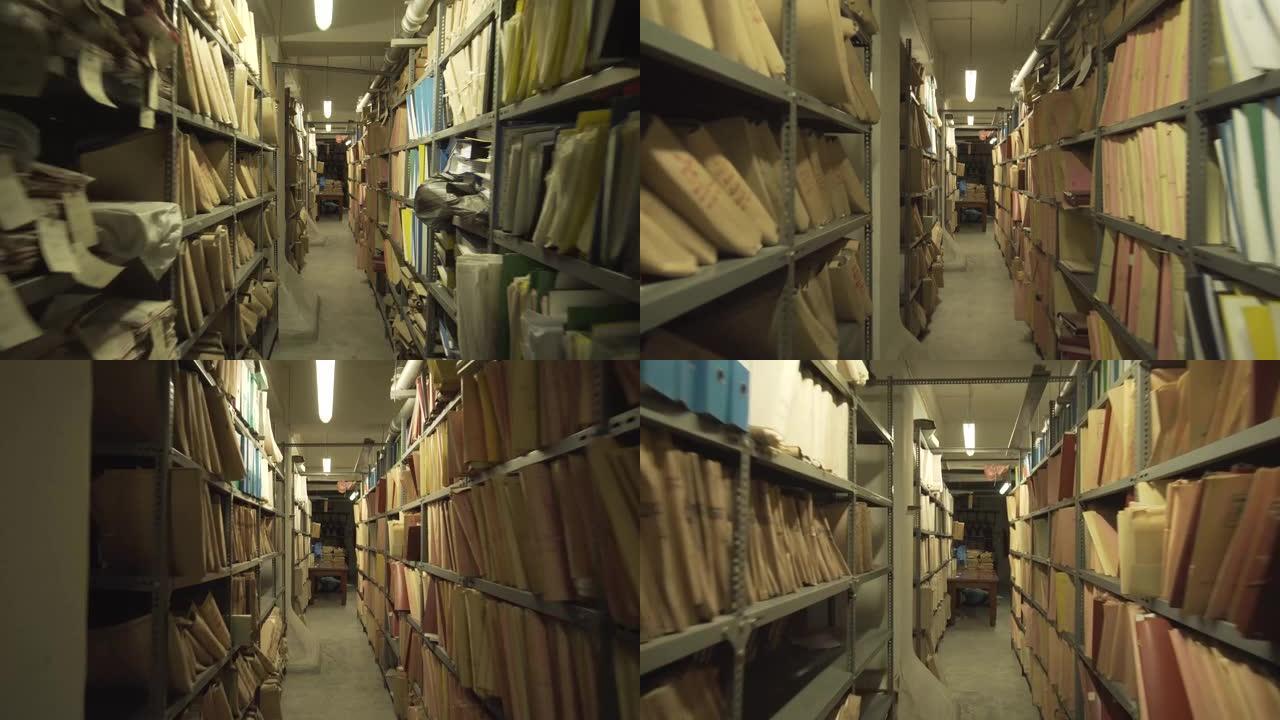 图书馆里堆满旧书的书架4k