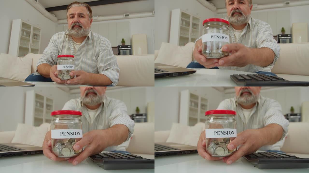 沮丧的退休男子在罐子里显示养老金储蓄以维持最低生活