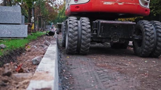 施工现场无人看管的道路工程重型机械和建筑材料