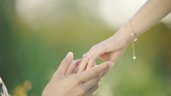商业广告求婚戴戒指唯美画面室外企业宣传片