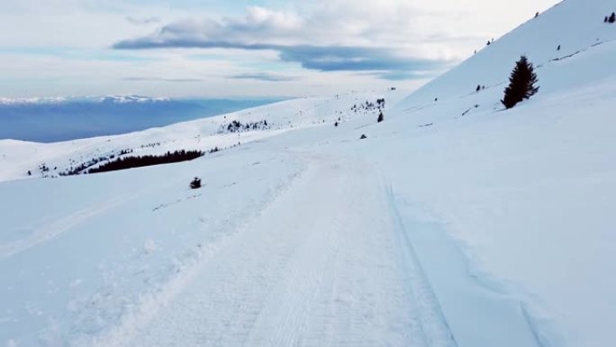 在高空救援任务中驾驶雪猫鼠架上的pov