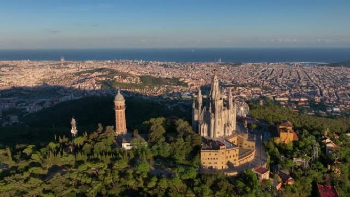 蒂比达博山，巴塞罗那市天际线，日落时分有萨格拉特Cor寺。西班牙加泰罗尼亚