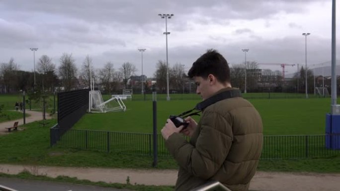 一名年轻的白人男子在大风天在爱尔兰都柏林拍摄法院的4k镜头