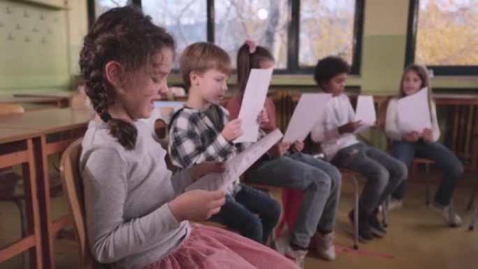 小学生在学校的课堂上练习乐谱。