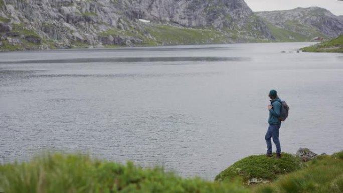 男子在挪威湖边徒步旅行