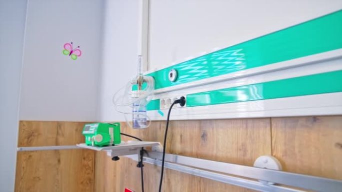 在产后重症监护病房插上设备。先进技术帮助妇产医院的病人。