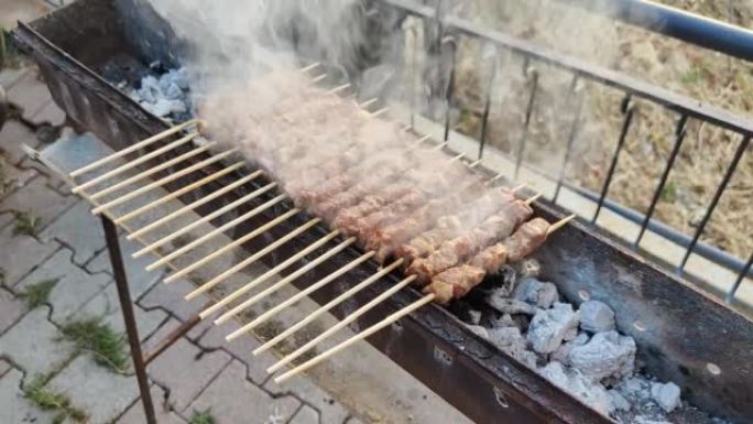 男子在意大利阿布鲁佐 (Abruzzo) 的烤串上做羊肉烤肉串