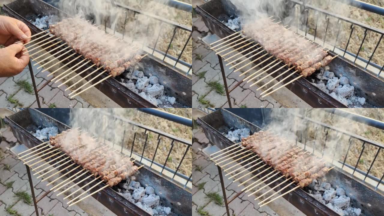 男子在意大利阿布鲁佐 (Abruzzo) 的烤串上做羊肉烤肉串