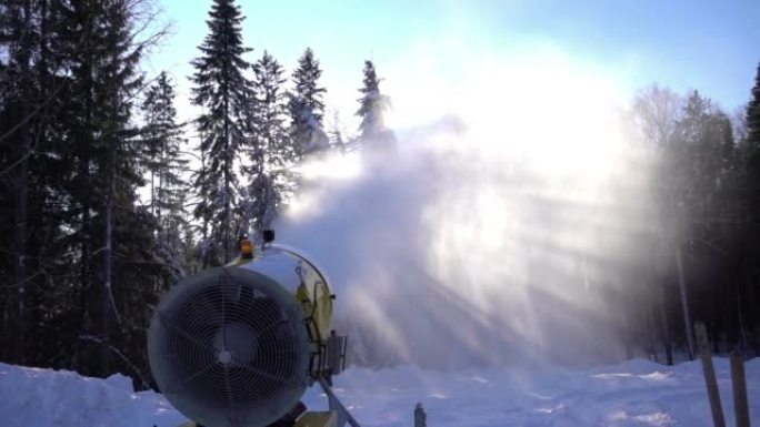 冬季山区的雪炮