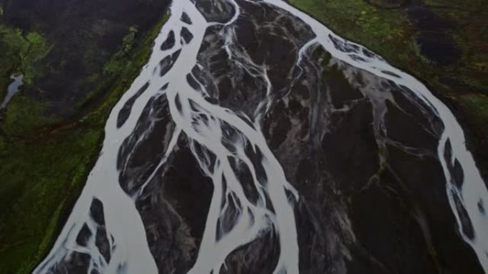 编织河和河口上空的无人机
