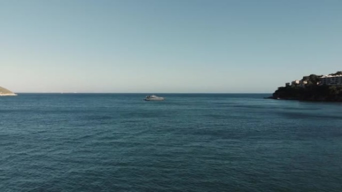 夏季晴天马略卡岛前游艇的鸟瞰图