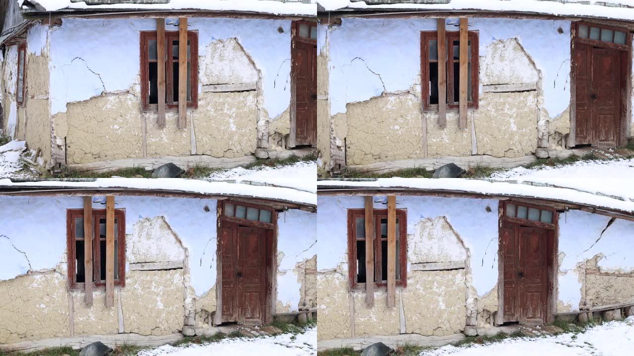 乌克兰村庄的一座古老的粘土房子。冬天的老房子。