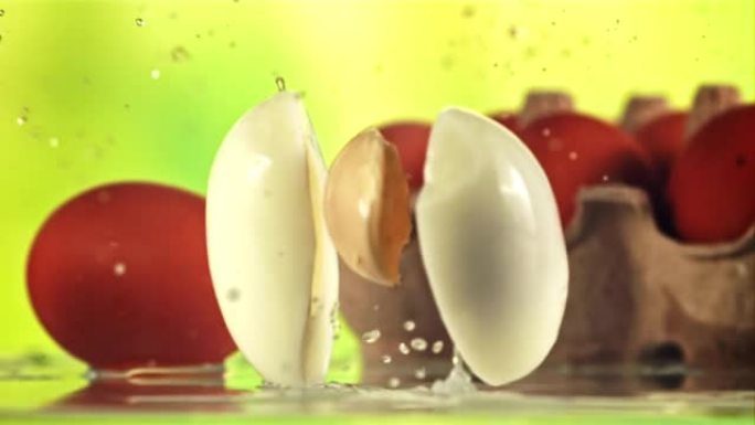 鸡蛋掉落并分裂成碎片。拍摄的是1000 fps的慢动作。