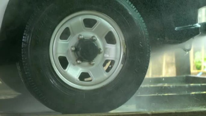 汽车的车轮被大量喷水。