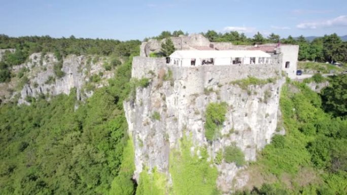 斯洛文尼亚Crni Kal历史悠久的San Servolo城堡和附近山丘的鸟瞰图
