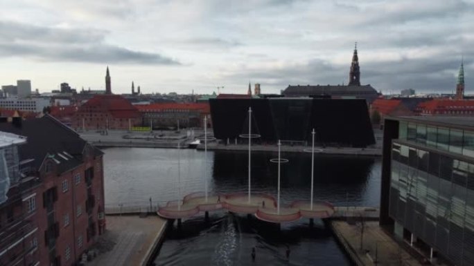 无人机向丹麦哥本哈根的环形桥射击