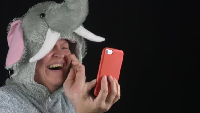 特写镜头，一位穿着大象服装的女士在视频通话中玩得开心。