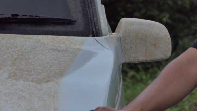 汽车表面的水滴，用于在家清洁汽车。