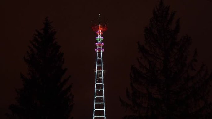 明斯克夜间照明电视广播塔的全景。明斯克有电视塔的夜景。4k