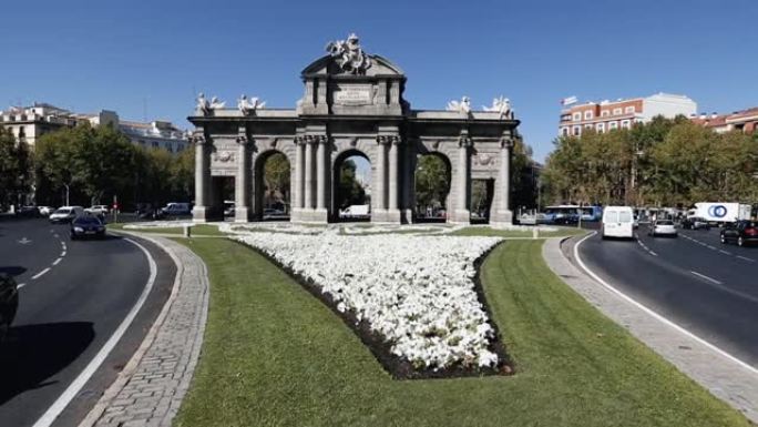 西班牙马德里的城市生活: 阿尔卡拉广场 (Puerta de Alcala)