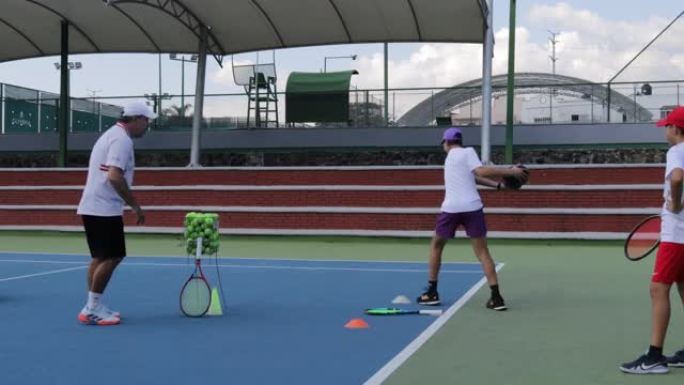 儿童加强肩膀和伸展网球