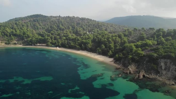 希腊无人机的斯基亚索斯岛的海滩Agia Eleni