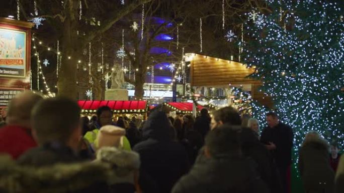 伦敦莱斯特广场的圣诞市场，晚上