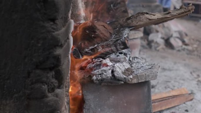 从陶炉燃烧的木材中燃烧的火