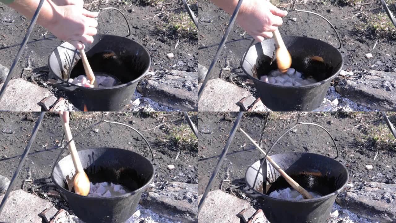 厨师将锅放在火上搅拌，准备美味的炖菜4