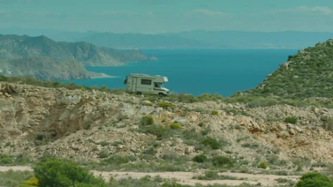 一辆老露营车在西班牙下山的惊人镜头