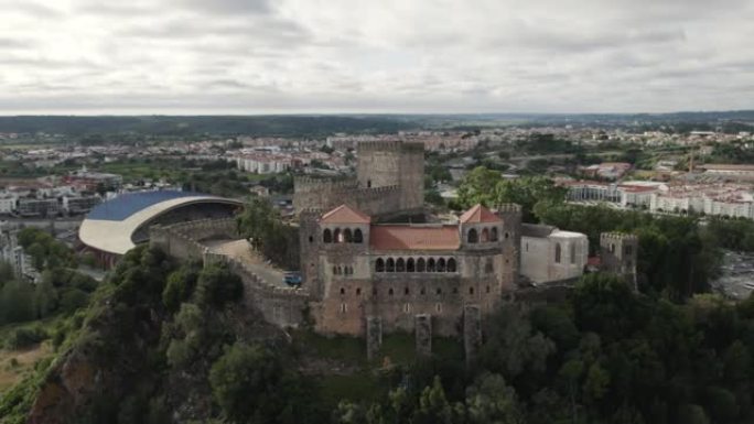 空中环绕着历史地标山顶上的莱里亚中世纪城堡。葡萄牙