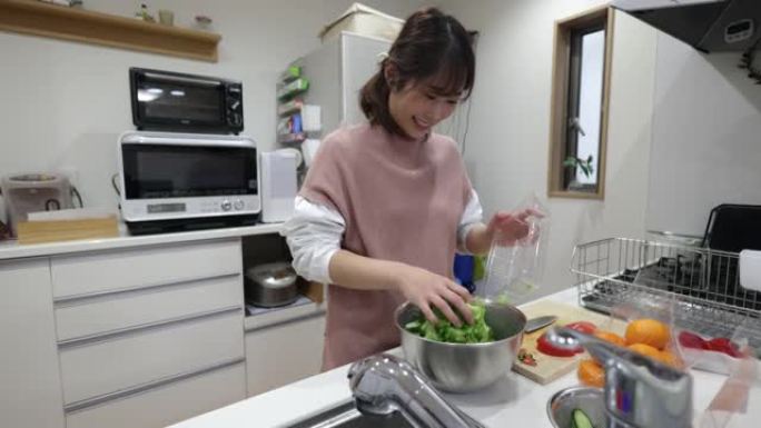 女人在厨房洗莴苣吃午饭-第1部分，共2部分