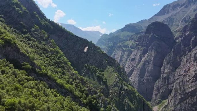 在峡谷中沿着落基山飞行的猛禽的鸟瞰图