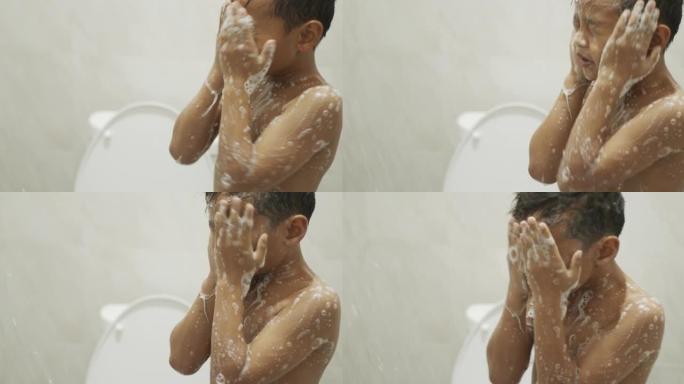 男孩正在用沐浴乳洗澡。