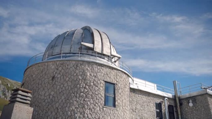 带圆顶的天文台大楼，用于外层空间研究，位于山脚下的天文台站传输重要信息数据，天文台望远镜探索太空