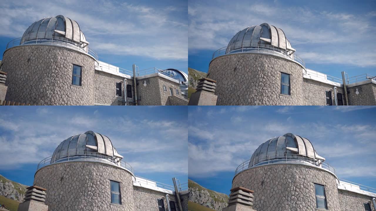 带圆顶的天文台大楼，用于外层空间研究，位于山脚下的天文台站传输重要信息数据，天文台望远镜探索太空
