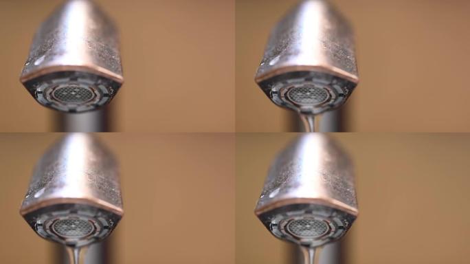打开水时，选择性地关注浴室水槽水龙头的曝气器。