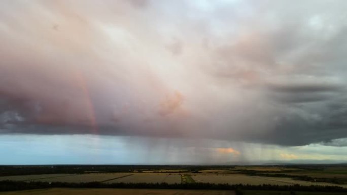 农田雷暴期间在暴风雨中形成的乌云景观
