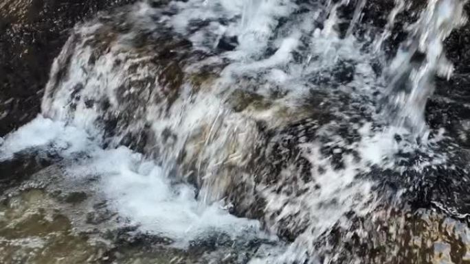 水从石阶上落下，形成连续的瀑布