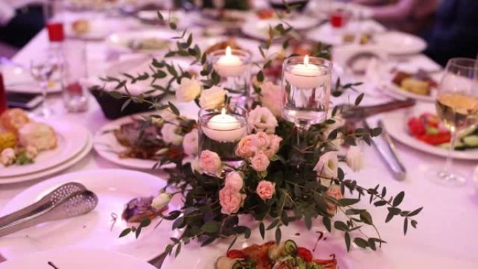 婚礼上餐厅节日餐桌上的鲜花装饰