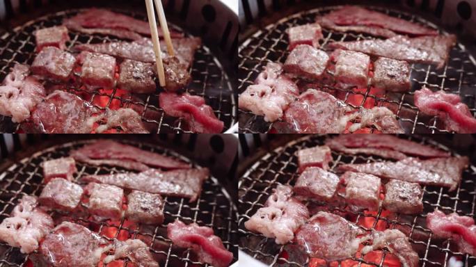 关闭多汁的生肉牛肉片烧烤牛排木炭烤架与火焰烟，日式烤肉烧烤烤架在餐厅