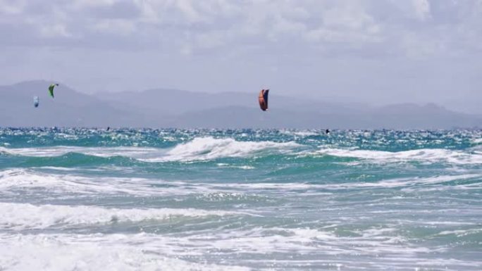 西班牙塔里法的海中弹弓风筝冲浪