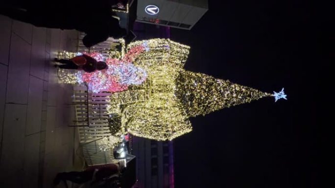 4k金色闪闪发光的圣诞树灯，配有玩具、彩色球、电动花环、闪闪发光和闪烁。新年和圣诞节庆祝概念