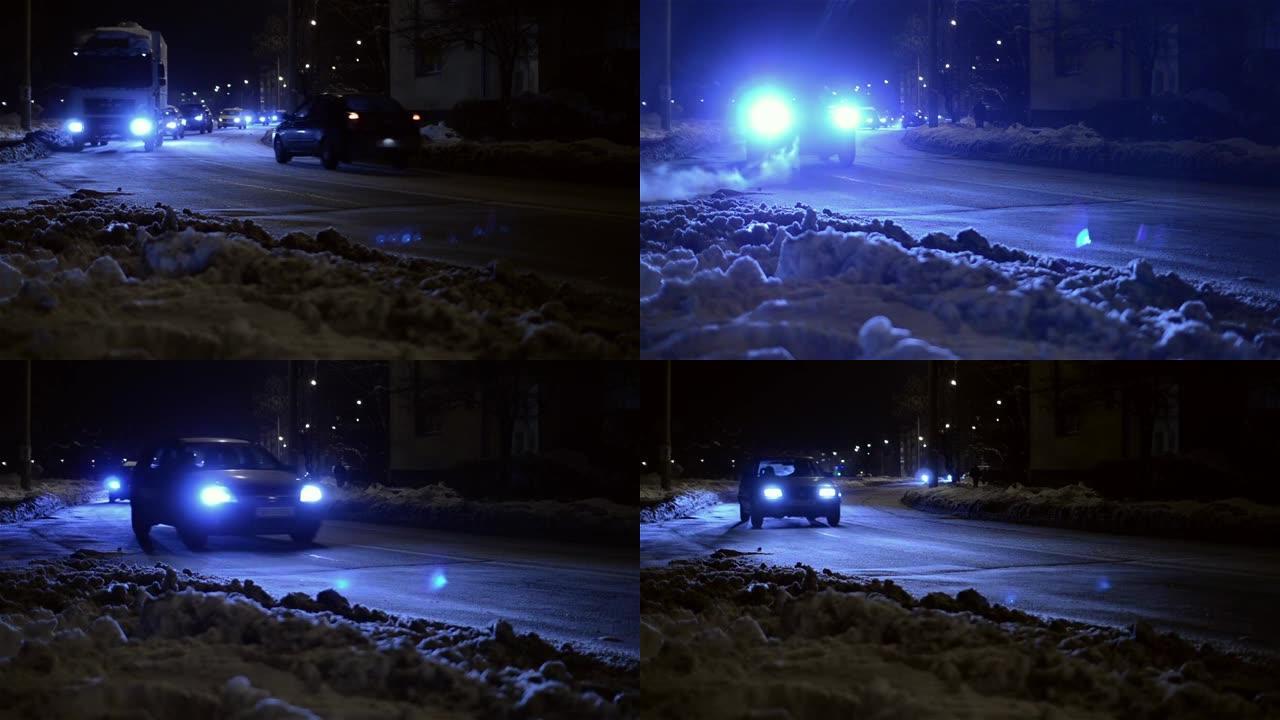 晚上的汽车交通，在12月8日1的一条雾蒙蒙的街道上