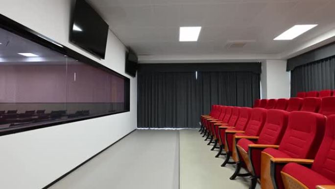 电影大厅里有序的红色座位