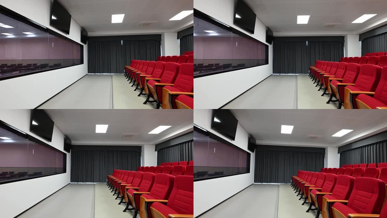 电影大厅里有序的红色座位