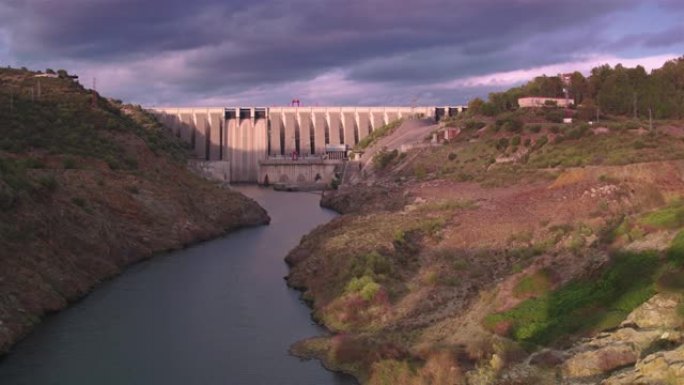 令人惊叹的电影跟踪拍摄了阿尔坎塔拉大坝的R到L