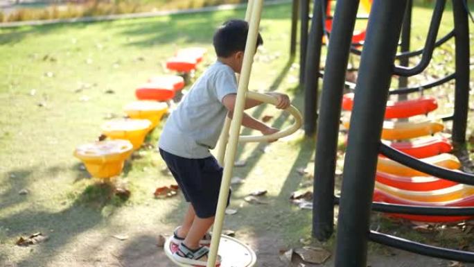 亚洲孩子在户外操场玩秋千和活动。学习户外和快乐的理念