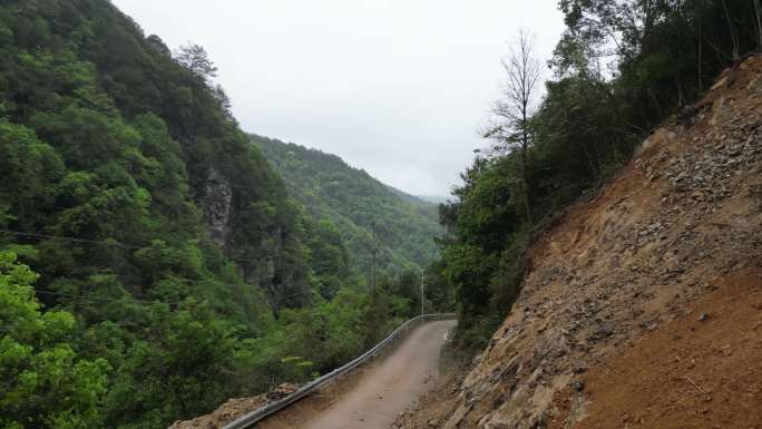 山区道路   贫困山区   山体滑坡